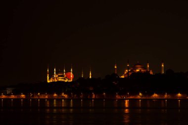 Salacak plajı ve bakire kulesi, karşı kıyıdaki camiler.