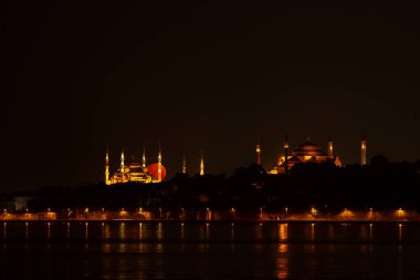 Salacak plajı ve bakire kulesi, karşı kıyıdaki camiler.