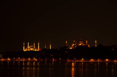 Salacak plajı ve bakire kulesi, karşı kıyıdaki camiler.