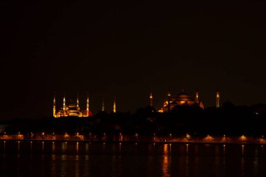 Salacak plajı ve bakire kulesi, karşı kıyıdaki camiler.