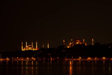 Salacak plajı ve bakire kulesi, karşı kıyıdaki camiler.
