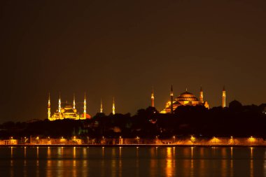 Salacak plajı ve bakire kulesi, karşı kıyıdaki camiler.