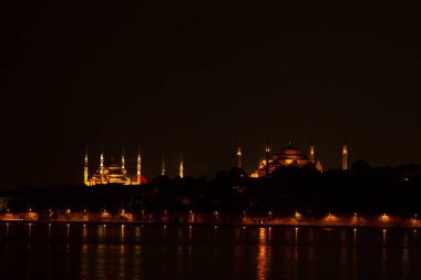 Salacak plajı ve bakire kulesi, karşı kıyıdaki camiler.