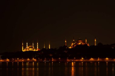 Salacak plajı ve bakire kulesi, karşı kıyıdaki camiler.