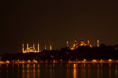 Salacak plajı ve bakire kulesi, karşı kıyıdaki camiler.