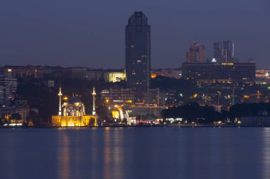 Salacak plajı ve bakire kulesi, karşı kıyıdaki camiler.