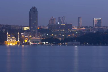 Salacak plajı ve bakire kulesi, karşı kıyıdaki camiler.