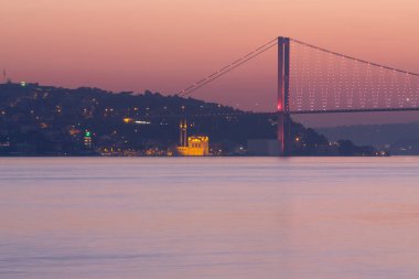 Salacak plajı ve bakire kulesi, karşı kıyıdaki camiler.