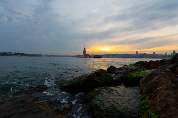 Salacak Strand Und Mädchenturm Moscheen Gegenüberliegenden Ufer — Stockfoto