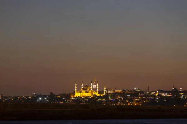 Salacak Strand Und Mädchenturm Moscheen Gegenüberliegenden Ufer — Stockfoto