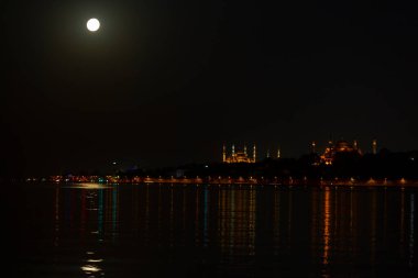 İstanbul Bakire Kulesi, gece ve ay, Sultanahmet Camii ve Ayasofya 'nın karşısında.