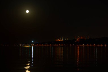 İstanbul Bakire Kulesi, gece ve ay, Sultanahmet Camii ve Ayasofya 'nın karşısında.