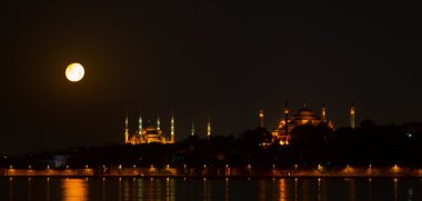 İstanbul Bakire Kulesi, gece ve ay, Sultanahmet Camii ve Ayasofya 'nın karşısında.