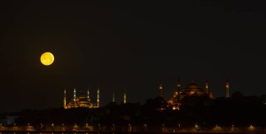 İstanbul Bakire Kulesi, gece ve ay, Sultanahmet Camii ve Ayasofya 'nın karşısında.