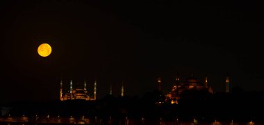 İstanbul Bakire Kulesi, gece ve ay, Sultanahmet Camii ve Ayasofya 'nın karşısında.