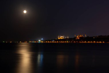 İstanbul Bakire Kulesi, gece ve ay, Sultanahmet Camii ve Ayasofya 'nın karşısında.