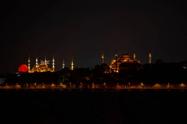 Πύργος Της Παναγίας Της Ιστανμπούλ Νύχτα Και Φεγγάρι Απέναντι Από — Φωτογραφία Αρχείου