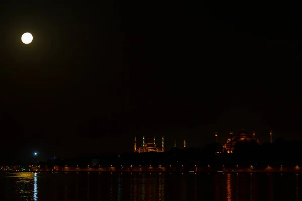 Istanbul Jungfrutorn Natt Och Måne Mittemot Sultanahmet Moskén Och Hagia — Stockfoto