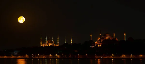 Πύργος Της Παναγίας Της Ιστανμπούλ Νύχτα Και Φεγγάρι Απέναντι Από — Φωτογραφία Αρχείου