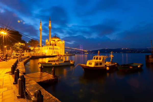 Byk Mecidiye清真寺 或众人皆知的Ortaky清真寺 是位于伊斯坦布尔博斯普鲁斯省Beikta区Ortaky区海滩上的一座新巴洛克清真寺 — 图库照片