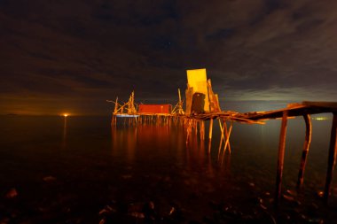 Umakdere 'de, bölgedeki balıkçılar yemi kumdan çıkarıyorlar. Kumu kazarak denize biraz kazdığınız kurtlar o bölgedeki balıklar için en iyi besinlerdir..
