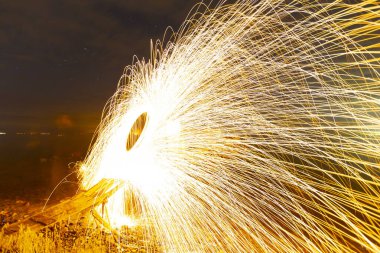 Umakdere 'de, bölgedeki balıkçılar yemi kumdan çıkarıyorlar. Kumu kazarak denize biraz kazdığınız kurtlar o bölgedeki balıklar için en iyi besinlerdir..