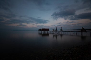 Umakdere 'de, bölgedeki balıkçılar yemi kumdan çıkarıyorlar. Kumu kazarak denize biraz kazdığınız kurtlar o bölgedeki balıklar için en iyi besinlerdir..