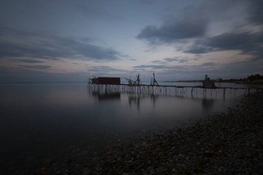 Umakdere 'de, bölgedeki balıkçılar yemi kumdan çıkarıyorlar. Kumu kazarak denize biraz kazdığınız kurtlar o bölgedeki balıklar için en iyi besinlerdir..