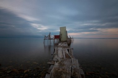 Umakdere 'de, bölgedeki balıkçılar yemi kumdan çıkarıyorlar. Kumu kazarak denize biraz kazdığınız kurtlar o bölgedeki balıklar için en iyi besinlerdir..
