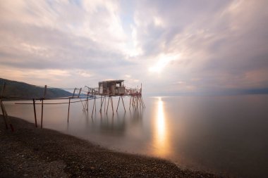 Umakdere 'de, bölgedeki balıkçılar yemi kumdan çıkarıyorlar. Kumu kazarak denize biraz kazdığınız kurtlar o bölgedeki balıklar için en iyi besinlerdir..