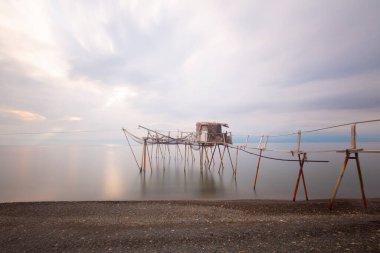 Umakdere 'de, bölgedeki balıkçılar yemi kumdan çıkarıyorlar. Kumu kazarak denize biraz kazdığınız kurtlar o bölgedeki balıklar için en iyi besinlerdir..