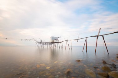 Umakdere 'de, bölgedeki balıkçılar yemi kumdan çıkarıyorlar. Kumu kazarak denize biraz kazdığınız kurtlar o bölgedeki balıklar için en iyi besinlerdir..