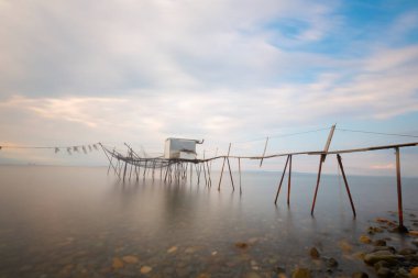Umakdere 'de, bölgedeki balıkçılar yemi kumdan çıkarıyorlar. Kumu kazarak denize biraz kazdığınız kurtlar o bölgedeki balıklar için en iyi besinlerdir..