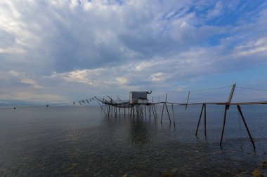 Umakdere 'de, bölgedeki balıkçılar yemi kumdan çıkarıyorlar. Kumu kazarak denize biraz kazdığınız kurtlar o bölgedeki balıklar için en iyi besinlerdir..