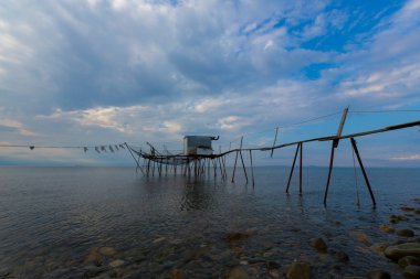 Umakdere 'de, bölgedeki balıkçılar yemi kumdan çıkarıyorlar. Kumu kazarak denize biraz kazdığınız kurtlar o bölgedeki balıklar için en iyi besinlerdir..