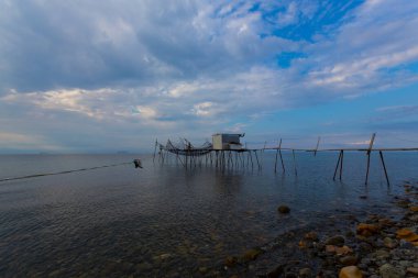 Umakdere 'de, bölgedeki balıkçılar yemi kumdan çıkarıyorlar. Kumu kazarak denize biraz kazdığınız kurtlar o bölgedeki balıklar için en iyi besinlerdir..