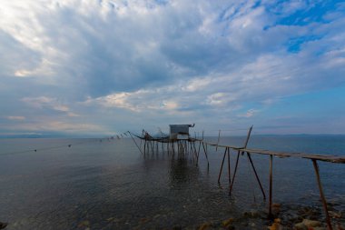 Umakdere 'de, bölgedeki balıkçılar yemi kumdan çıkarıyorlar. Kumu kazarak denize biraz kazdığınız kurtlar o bölgedeki balıklar için en iyi besinlerdir..