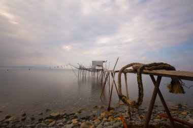 Umakdere 'de, bölgedeki balıkçılar yemi kumdan çıkarıyorlar. Kumu kazarak denize biraz kazdığınız kurtlar o bölgedeki balıklar için en iyi besinlerdir..