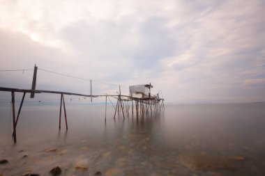 Umakdere 'de, bölgedeki balıkçılar yemi kumdan çıkarıyorlar. Kumu kazarak denize biraz kazdığınız kurtlar o bölgedeki balıklar için en iyi besinlerdir..