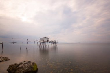 Umakdere 'de, bölgedeki balıkçılar yemi kumdan çıkarıyorlar. Kumu kazarak denize biraz kazdığınız kurtlar o bölgedeki balıklar için en iyi besinlerdir..