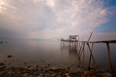 Umakdere 'de, bölgedeki balıkçılar yemi kumdan çıkarıyorlar. Kumu kazarak denize biraz kazdığınız kurtlar o bölgedeki balıklar için en iyi besinlerdir..
