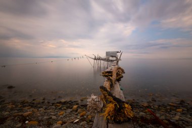 Umakdere 'de, bölgedeki balıkçılar yemi kumdan çıkarıyorlar. Kumu kazarak denize biraz kazdığınız kurtlar o bölgedeki balıklar için en iyi besinlerdir..