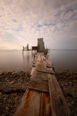 Umakdere 'de, bölgedeki balıkçılar yemi kumdan çıkarıyorlar. Kumu kazarak denize biraz kazdığınız kurtlar o bölgedeki balıklar için en iyi besinlerdir..
