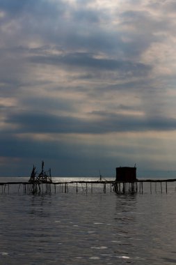 Umakdere 'de, bölgedeki balıkçılar yemi kumdan çıkarıyorlar. Kumu kazarak denize biraz kazdığınız kurtlar o bölgedeki balıklar için en iyi besinlerdir..
