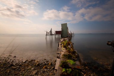 Umakdere 'de, bölgedeki balıkçılar yemi kumdan çıkarıyorlar. Kumu kazarak denize biraz kazdığınız kurtlar o bölgedeki balıklar için en iyi besinlerdir..