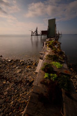 Umakdere 'de, bölgedeki balıkçılar yemi kumdan çıkarıyorlar. Kumu kazarak denize biraz kazdığınız kurtlar o bölgedeki balıklar için en iyi besinlerdir..