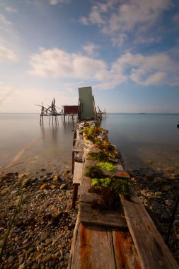 Umakdere 'de, bölgedeki balıkçılar yemi kumdan çıkarıyorlar. Kumu kazarak denize biraz kazdığınız kurtlar o bölgedeki balıklar için en iyi besinlerdir..