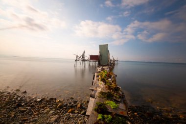 Umakdere 'de, bölgedeki balıkçılar yemi kumdan çıkarıyorlar. Kumu kazarak denize biraz kazdığınız kurtlar o bölgedeki balıklar için en iyi besinlerdir..