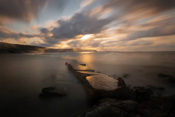 長時間露光の写真と風景 ビーチとポート — ストック写真