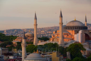 Mavi Cami ve Ayasofya Camii hava manzarası.